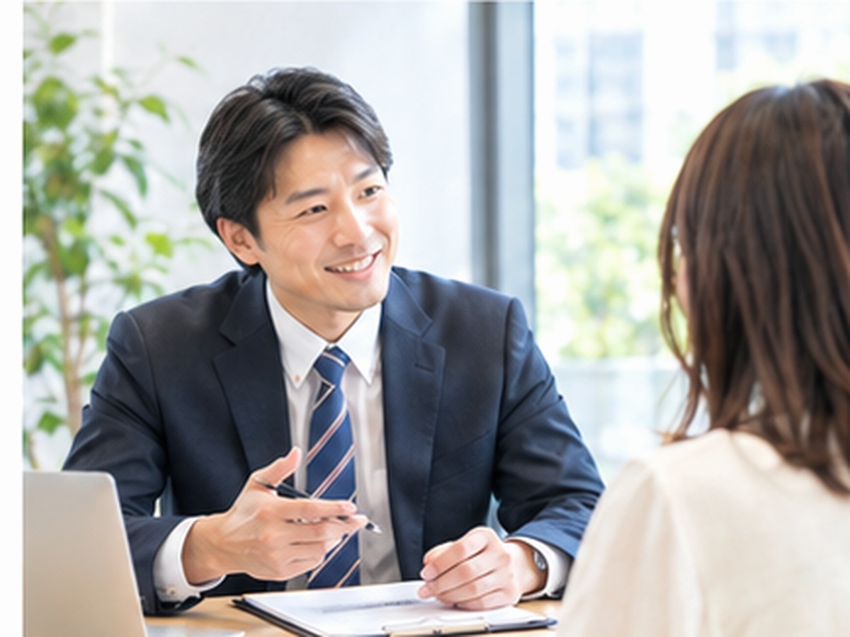 行政書士が配偶者ビザの要件を面談で説明する様子
