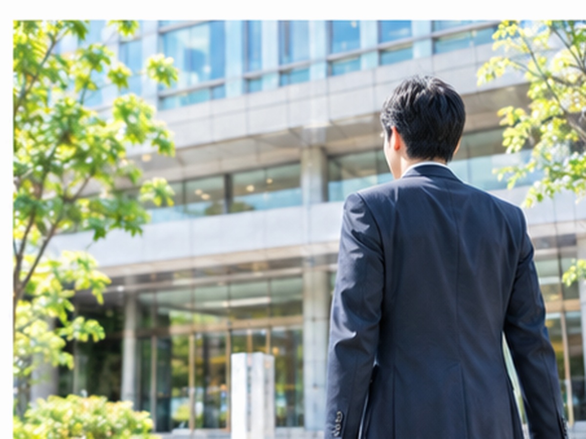 出入国在留管理局へ申請に向かう様子