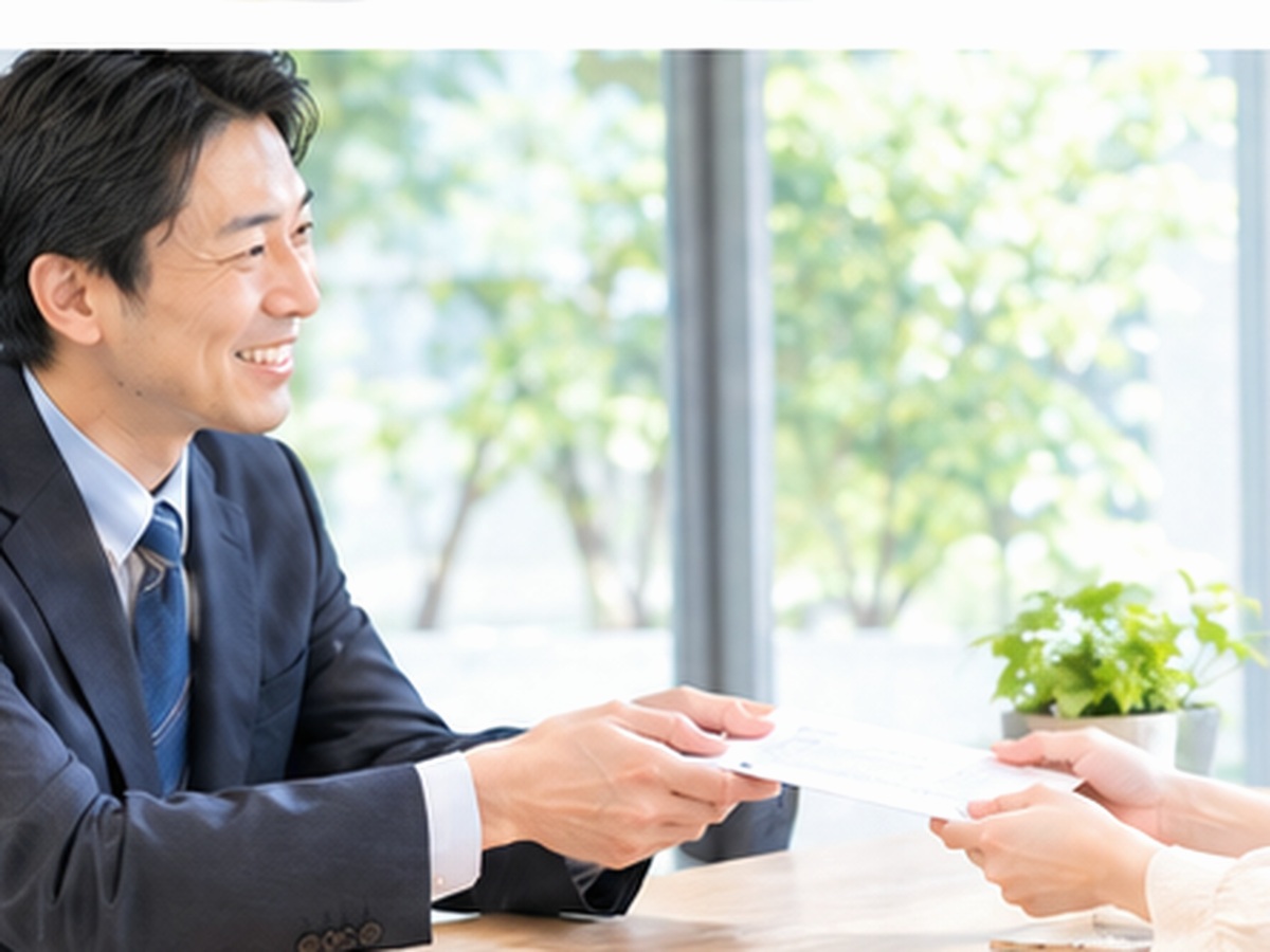 在留カードまたは認定証明書を手渡す様子